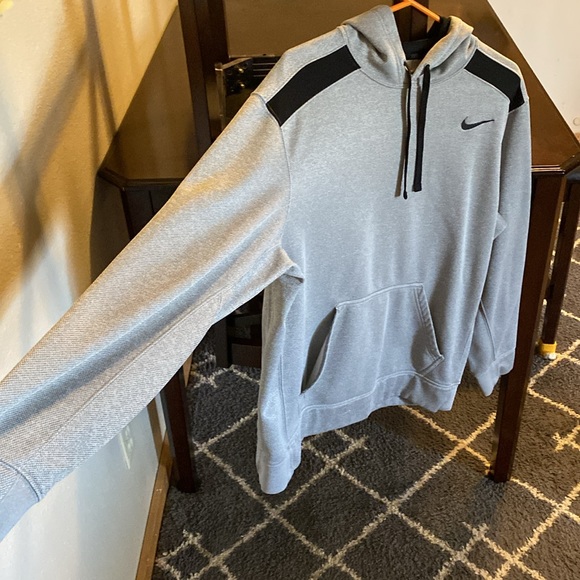 Large Therma - Fit Nike hooded sweatshirt - Picture 6 of 6